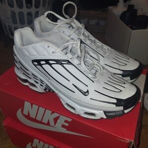 Nike Men's White and Black Tuned Air Sneakers